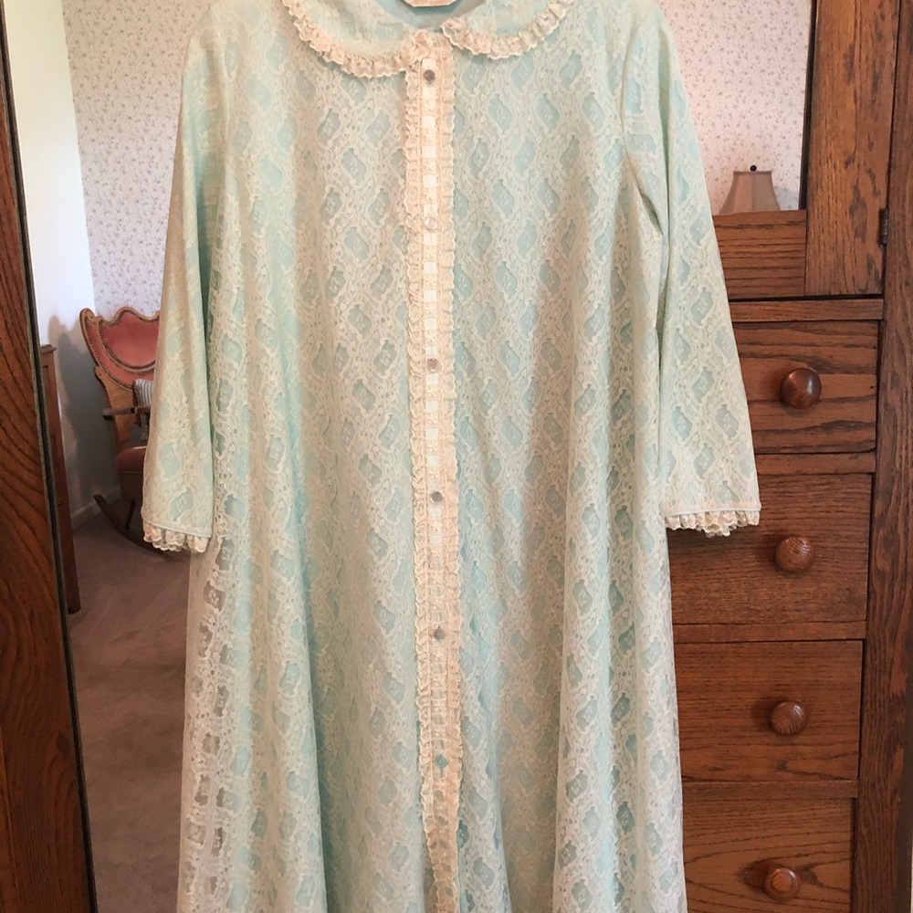 MISS ELAINE VINTAGE LACE OVERLAY ROBE